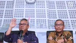 Ketua KPU, Arief Budiman (kiri) saat rilis terkait pembatalan 11 parpol peserta Pemilu 2019 untuk DPRD Provinsi, DPRD Kabupaten/Kota, Jakarta, Kamis (21/3). Pembatalan karena tidak menyerahkan laporan awal dana kampanye. (Liputan6.com/Helmi Fithriansyah)