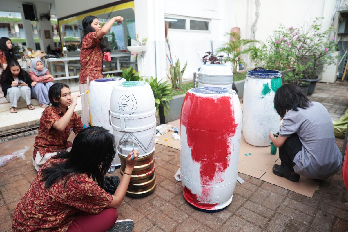 Barang Bekas Disulap Jadi Karya Seni