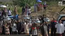 Warga membawa kubah saat pembongkaran Masjid Baitul Mustaghfirin yang berada di tengah tol fungsional Batang-Semarang, Jumat (28/9). Proses pembongkaran disaksikan ratusan warga setempat. (Liputan6.com/Gholib)