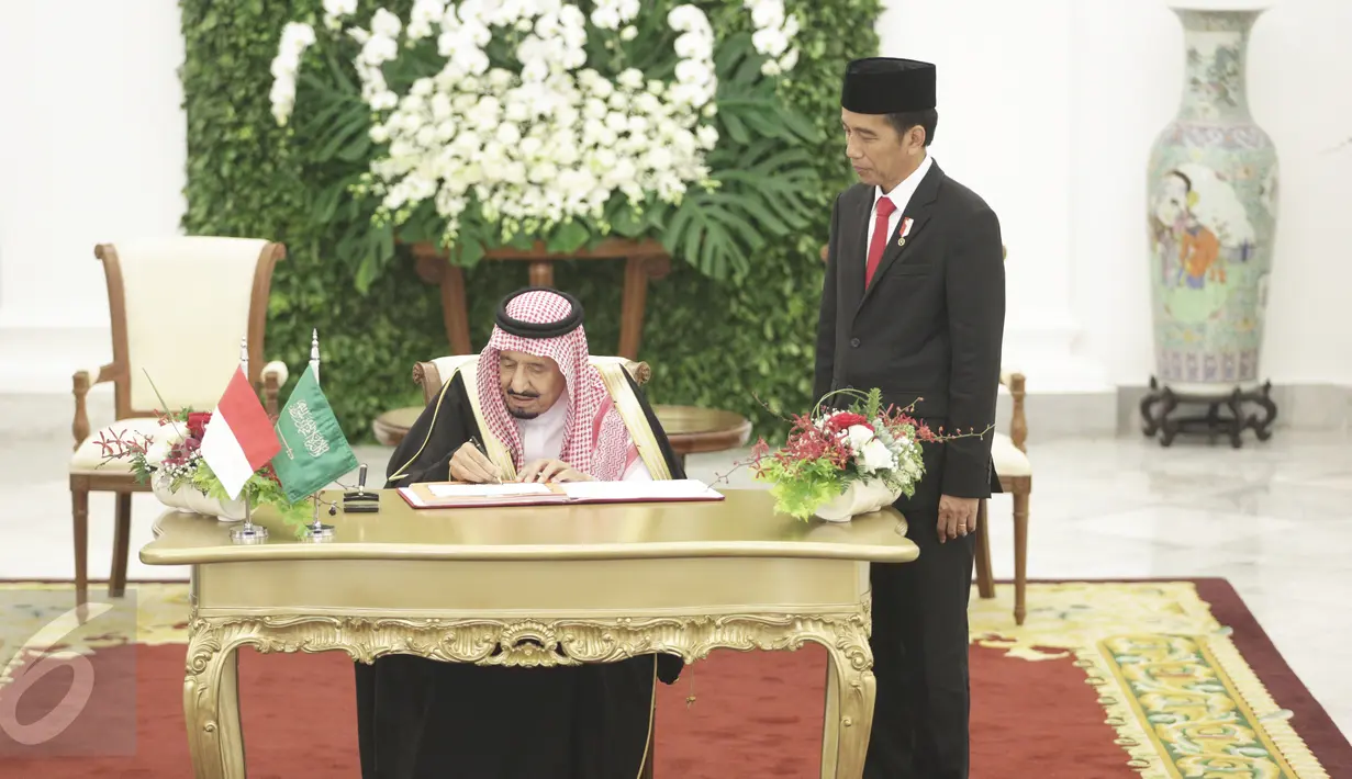 Raja Arab Saudi Salman bin Abdulaziz Al-Saud mengisi buku tamu di Istana Bogor, Jawa Barat, Rabu (1/2). Kunjungan kenegaraan Raja Salman membawa rombongan besar sekitar 1.500 orang. (Liputan6.com/Angga Yuniar) 