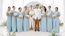 <p>Pada resepsi pernikahan Mikha Tambayong dan Deva Mahendra, bridesmaid tampil serba biru. Serasi dengan model dress panjang, deretan bridesmaid terlihat menawan. [Instagram/miktambayong]</p>