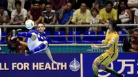 Aksi pemain timnas futsal Brasil, Xuxa (kiri) diadang pemain Australia, Daniel Fogarty, pada laga Grup D Piala Dunia Futsal 2016, di Coliseo Bicentenario, Bucaramanga, Kolombia, Kamis (15/9/2016) pagi WIB. Brasil unggul dengan skor 11-1.  (EPA/Ricardo Mal