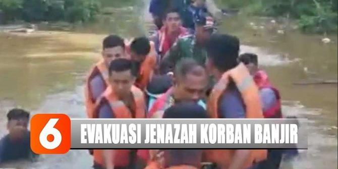 Perjuangan Petugas Bawa Jenazah yang Terkepung Banjir