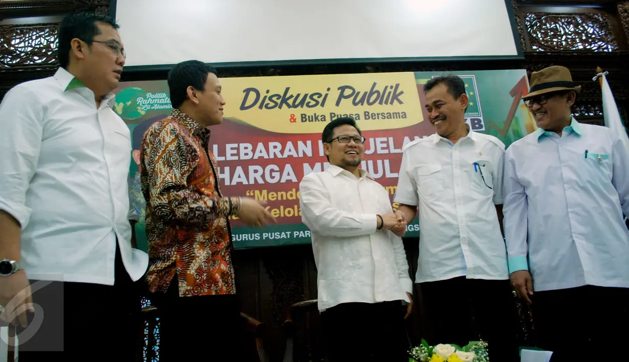 Muhaimin Iskandar (tengah) saat menghadiri diskusi ‘Lebaran Menjelang Harga Menjulang’ di Aula Gus Dur, Jakarta, Kamis (25/6/2015). Muhaimin meminta pemerintah menjamin layanan transportasi yang baik menjelang Lebaran. (Liputan6.com/Johan Tallo)