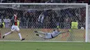 Kiper Nice, Yoan Cardinale (kanan) gagal menghalau bola yang masuk ke gawangnya saat melawan Napoli pada laga leg kedua kualifikasi Liga Champions di Stadion Allianz Riviera, Nice (22/8/2017). Napoli menang agregat 4-0. (AP/Claude Paris)