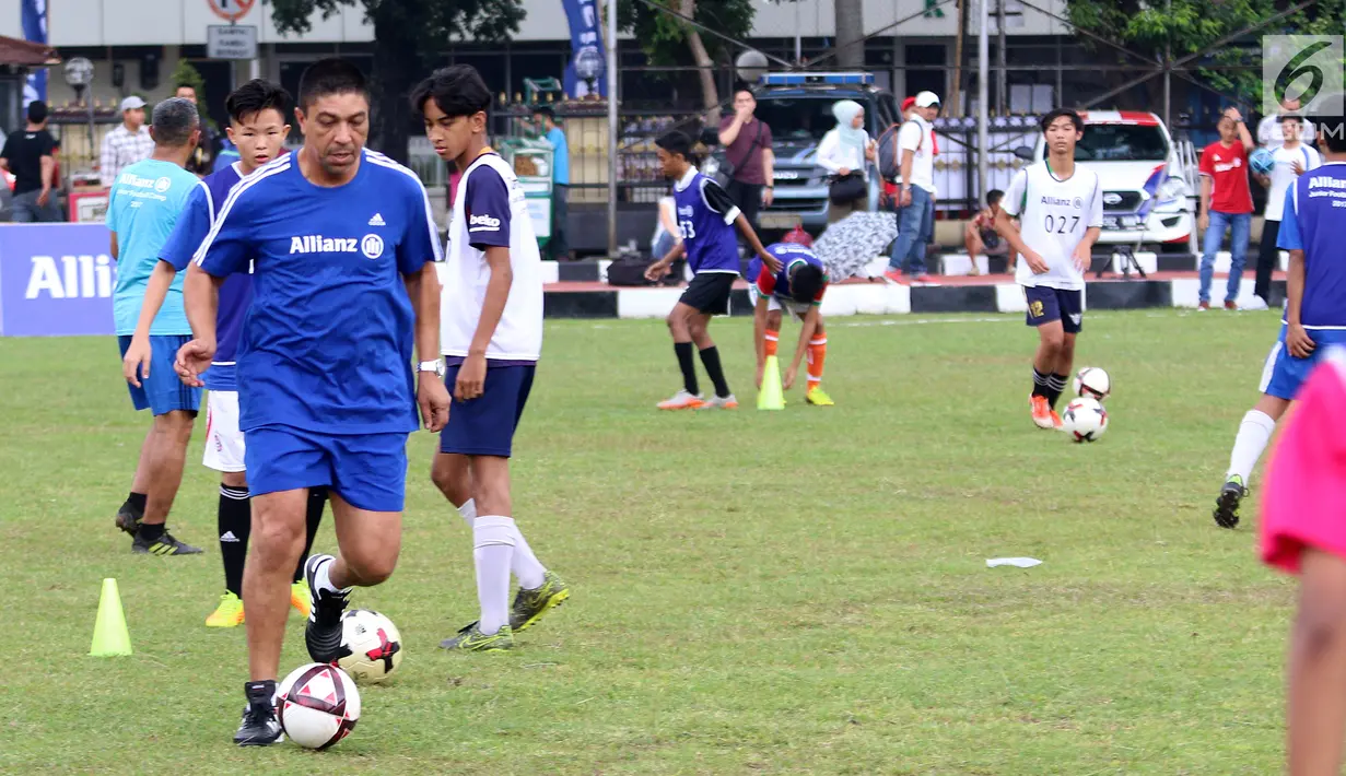 Eks striker Bayern Muenchen, Giovane Elber membawa bola saat melatih para remaja di Lapangan Bhayangkara, Jakarta, Sabtu (8/7). 10 remaja terbaik akan dipilih oleh Elber dan tim kepelatihan untuk mengikuti Asia Camp di Bali. (Liputan6.com/Fery Pradolo)