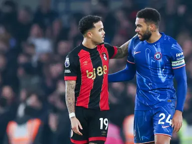 Pemain Chelsea, Reece James dan pemain Bournemouth, Justin Kluivert, berbincang setelah laga pada pekan ke-21 Premier League 2024/2025 yang digelar di Stamford Bridge, Rabu (15/1/2025) dini hari WIB. (AP Photo/Ian Walton)