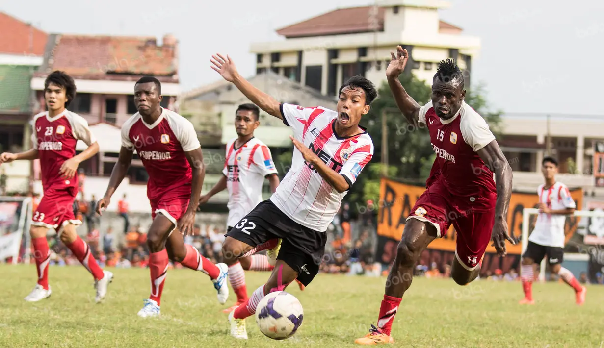 Gelandang Persija, Novri Setiawan, dijatuhkan bek Barito Putera pada laga ujicoba di Stadion Bea Cukai, Jakarta, Selasa (5/4/2016). Kedua tim bermain imbang 2-2. (Bola.com/Vitalis Yogi Trisna)