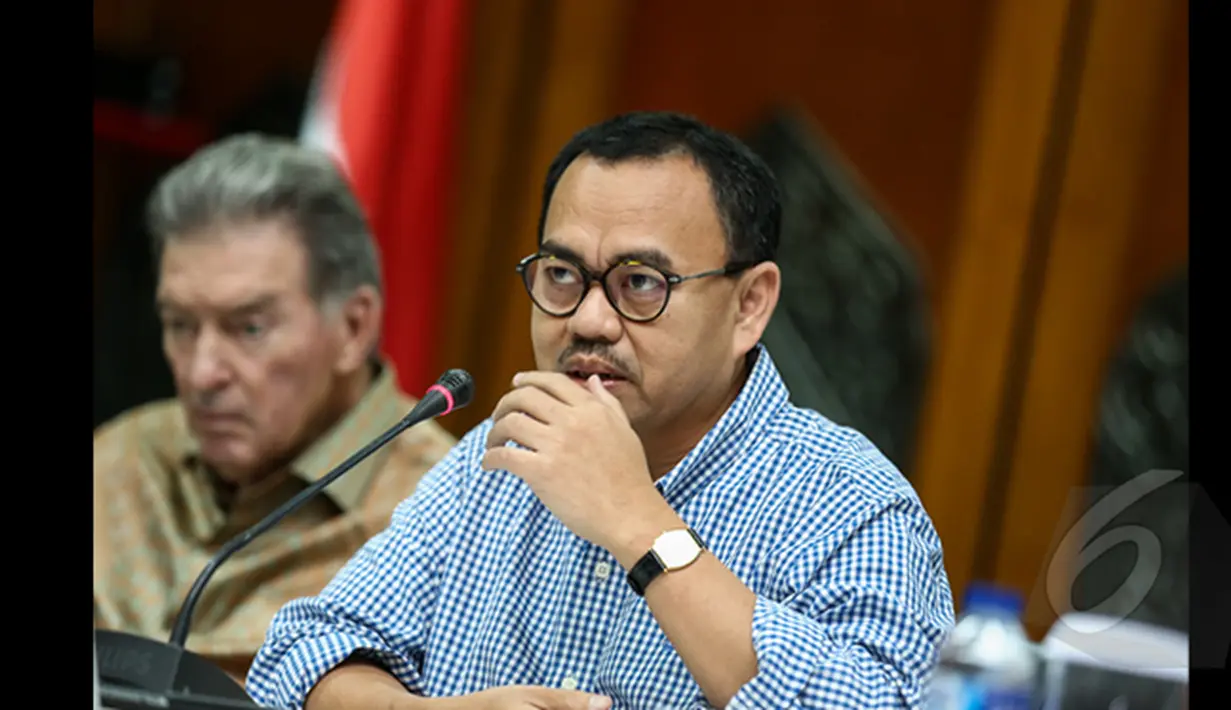 Menteri Energi Sumber Daya Mineral (ESDM), Sudirman Said (kanan) memberikan keterangan Terkait izin ekspor PT Freeport Indonesia, di gedung Kementrian ESDM, Jakarta, Minggu (25/1/2015). (Liputan6.com/Faisal Fanani)