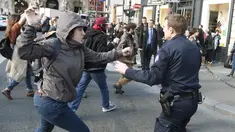 Seorang pengunjuk rasa menyerang polisi saat demonstrasi di dekat Stasiun Saint-Lazare, Paris, Perancis, Selasa (12/4). Mereka menentang reformasi hukum perburuhan yang dirancang pemerintah Perancis. (AFP Photo/ Dominique Faget)