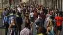 Warga berolahraga di trotoar pinggir laut di Barcelona, Spanyol, Sabtu (2/5/2020). Spanyol melonggarkan lockdown akibat pandemi COVID-19 mulai 2 Mei 2020. (AP Photo/Emilio Morenatti)