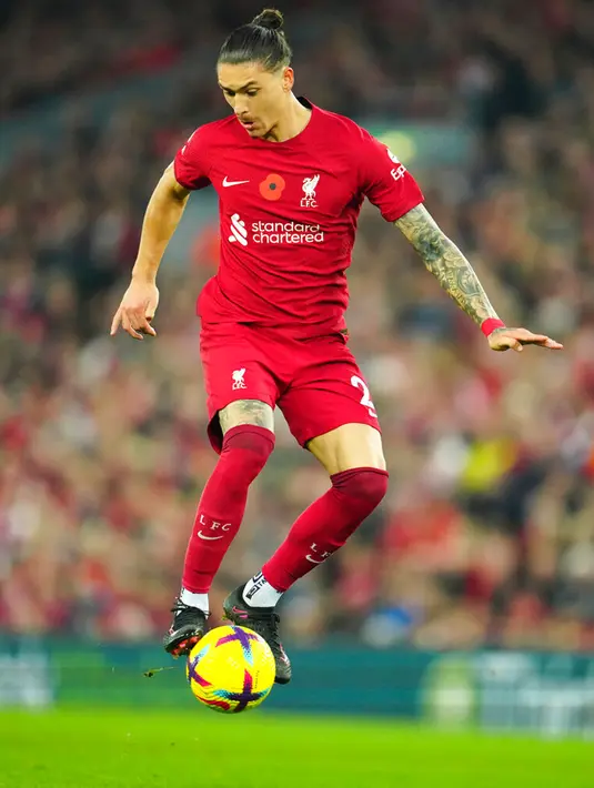 Pemain Liverpool Darwin Nunez mengontrol bola saat melawan Southampton pada pertandingan sepak bola Liga Inggris di Stadion Anfield, Liverpool, Inggris, 12 November 2022. Liverpool mengalahkan Southampton dengan skor 3-1. (AP Photo/Jon Super)