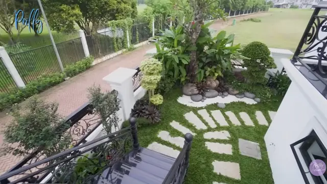 Potret Pagar dan Taman Rumah Prilly Latuconsina