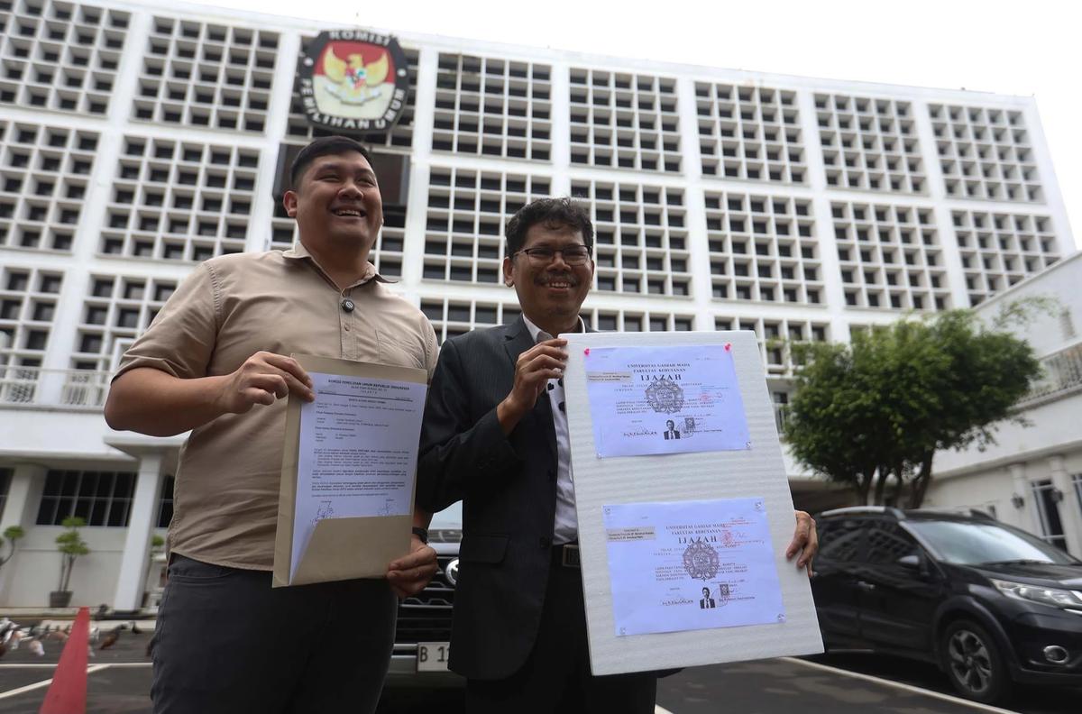 FOTO: Bonatua Silalahi Tunjukkan Salinan Ijazah Joko Widodo Tanpa Sensor di KPU RI