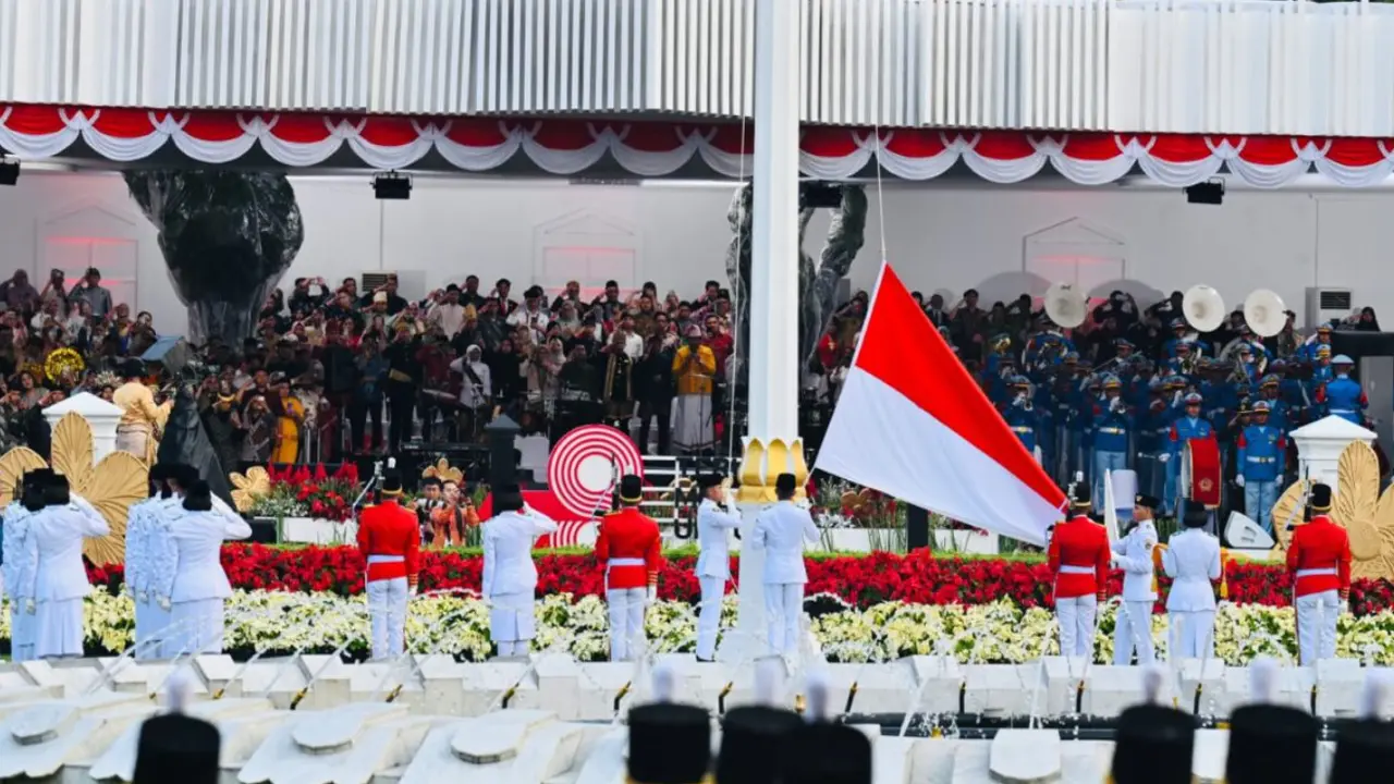 Upacara penurunan Bendera Merah Putih (Foto: situs resmi Presiden RI)