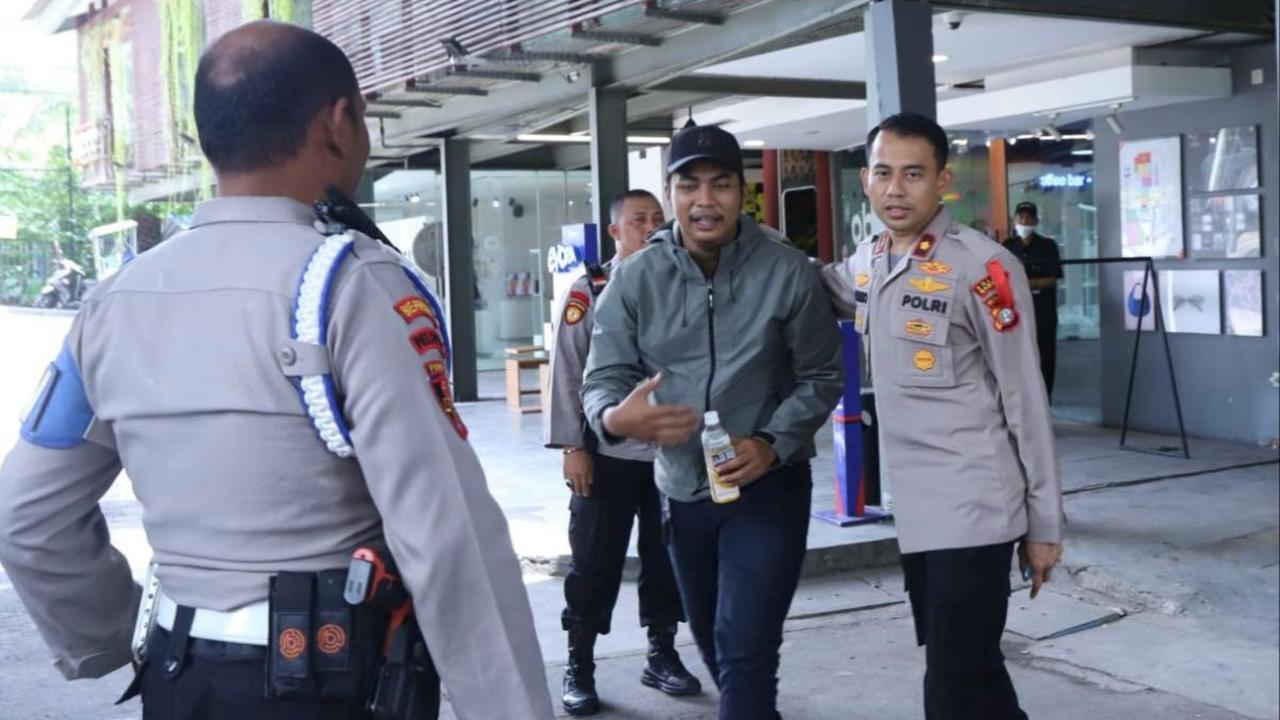 Setelah SS menyerahkan diri, total tiga pelaku ditangkap polisi terkait pengeroyokan korban AM hingga tewas.<br>