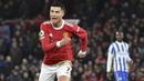 Usai turun minum, MU meningkatkan agresifitas permainan. Hasilnya, Cristiano Ronaldo sukses memecah keriuhan publik Old Trafford di menit ke-51. CR7 berhasil memanfaatkan umpan Scott McTominay menjadi gol pembuka. (AP/Rui Viera)
