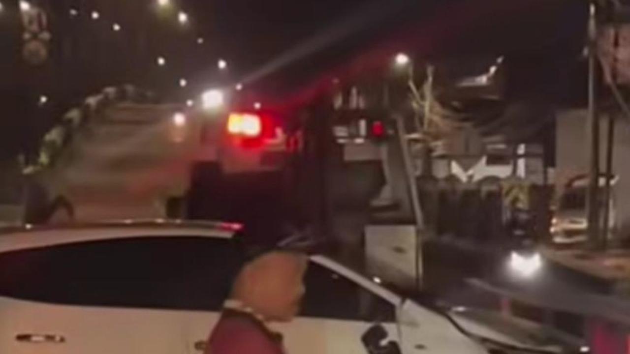Kecelakaan Minibus Tubagus Angke: Diduga Hilang Kendali, Minibus Hantam Pembatas Jalan