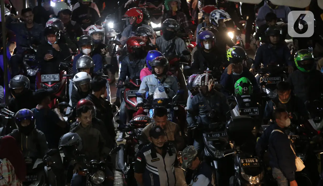 <p>Sejumlah pemudik bersepeda motor antre menunggu giliran masuk ke kapal "Roll on-Roll off" (RoRo) di Pelabuhan Merak, Banten, Kamis (28/4/2022). Puncak arus mudik H-3 lebaran di Pelabuhan Merak sudah dipenuhi oleh pemudik. Tampak, pemudik yang membawa anak kecil serta barang bawaan yang diikat di belakang motor. (Liputan6.com/Angga Yuniar)</p>