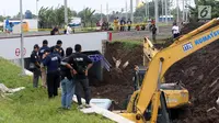 Alat berat melakukan pengerukan saat olah TKP longsornya Underpass Perimeter Selatan, Bandara Soekarno Hatta (Soetta), Tangerang, Banten, Selasa (6/2). (Liputan6.com/Angga Yuniar)