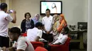 Ibu-Ibu rebutan foto bareng Bambang Pamungkas dan Andritany menjadi fotografernya di Bandung, Jumat (15/7/2016). (Bola.com/Nicklas Hanoatubun)