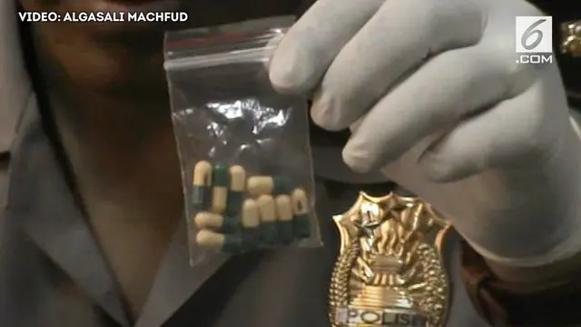 Polisi menyita 2631 butir pil PCC dan uang sejumlah 735 rupiah.
