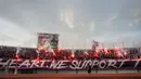 <p>Suporter Persita Tangerang memberikan dukungan terhadap timnya dengan menyalakan suar saat pertandingan persahabatan antara Persita Tangerang melawan PSM Makassar di Indomilk Arena, Tangerang, Rabu (01/06/2022). Pertandingan berakhir dengan skor imbang 1-1. (Bola.com/Bagaskara Lazuardi)</p>