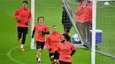 Bek Real Madrid Marcelo bersama Luka Modric, Mariano, dan Thibaut Courtois berlari saat berlatih jelang melawan Ajax Amsterdam pada leg pertama babak 16 besar Liga Champions di Johan Cruijff Arena, Amsterdam, Belanda, Selasa (12/2). (EMMANUEL DUNAND/AFP)