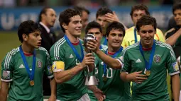 Selebrasi para pemain Meksiko dengan trofi juara setelah mengalahkan Uruguay pada laga final Piala Dunia U-17 2011 di Azteca stadium, Meksiko (10/7/2011). Meksiko total menjuarai Piala Dunia U-17 sebanyak 2 kali dari 4 laga final yang dijalani. Kedua gelar tersebut diraih pada edisi 2005 dan 2011. Sementara kegagalan Meksiko di partai final terjadi pada 2013 dan 2019. (AFP/Yuri Cortez)