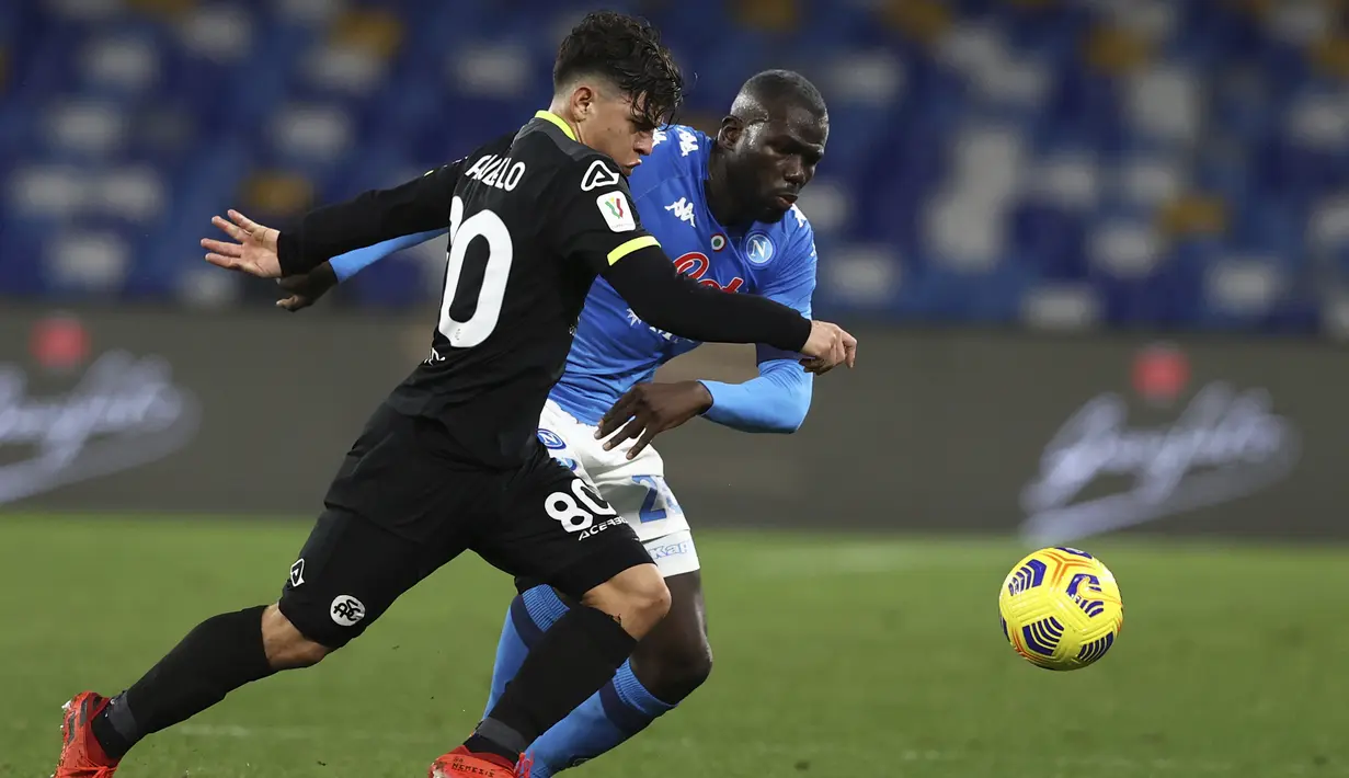Bek Napoli, Kalidou Koulibaly berebut bola dengan gelandang Spezia, Kevin Agudelo pada pertandingan perempat final Coppa Italia di stadion Maradona di Naples, Italia, Jumat (29/1/2021). Koulibaly mencetak satu gol dan mengantarkan Napoli menang atas Spezia 4-2. (Alessandro Garofalo/LaPresse via AP)
