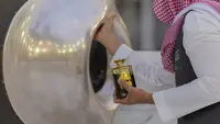 Seorang pria membubuhkan wewangian pada batu hajar aswad di sudut Ka’bah, Masjidil Haram, Makkah, Arab Saudi, Senin (27/7/2020). Karena pandemi COVID-19, Arab Saudi membatasi jumlah jemaah haji tahun ini hanya untuk sekitar 1.000 orang. (Saudi Ministry of Media via AP)
