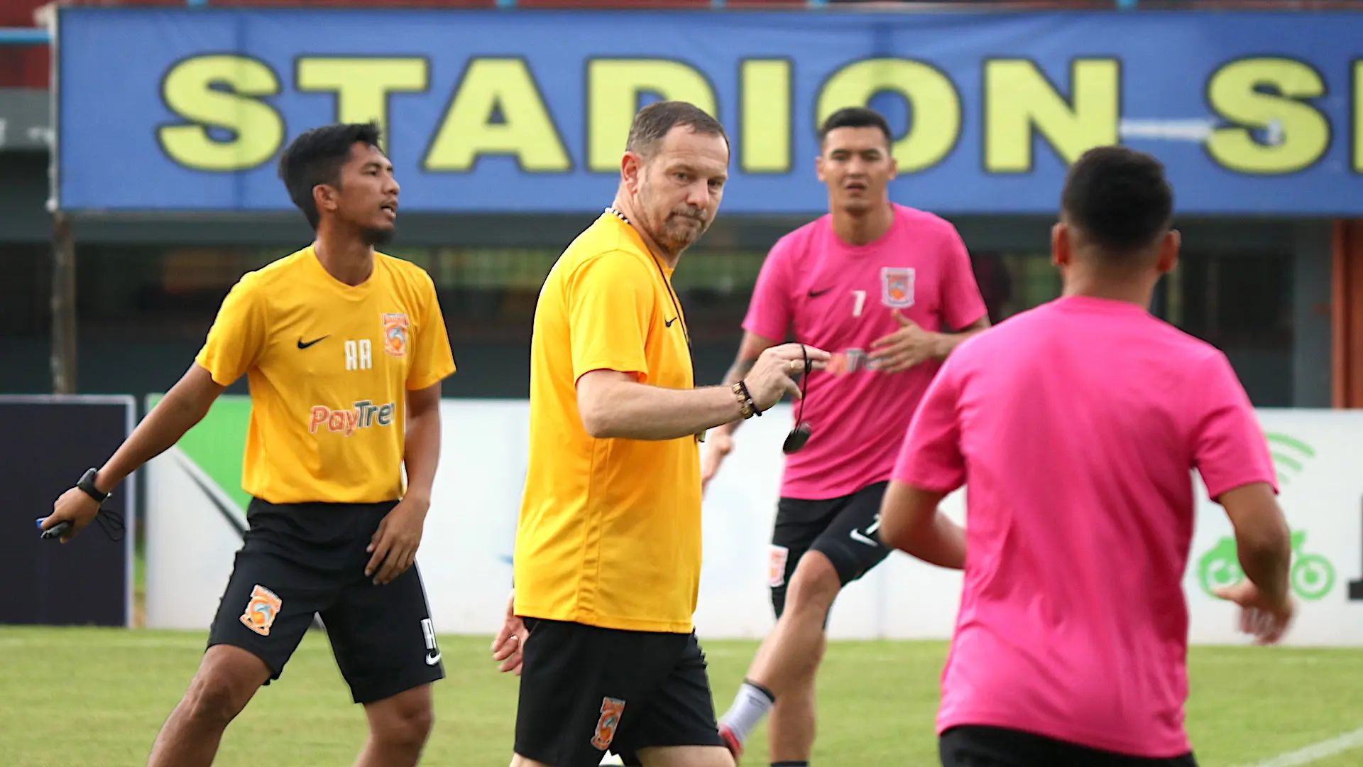 Dejan Antonic memimpin skuat Borneo FC berlatih di Stadion Segiri, Samarinda. (Bola.com/Aditya Wany)