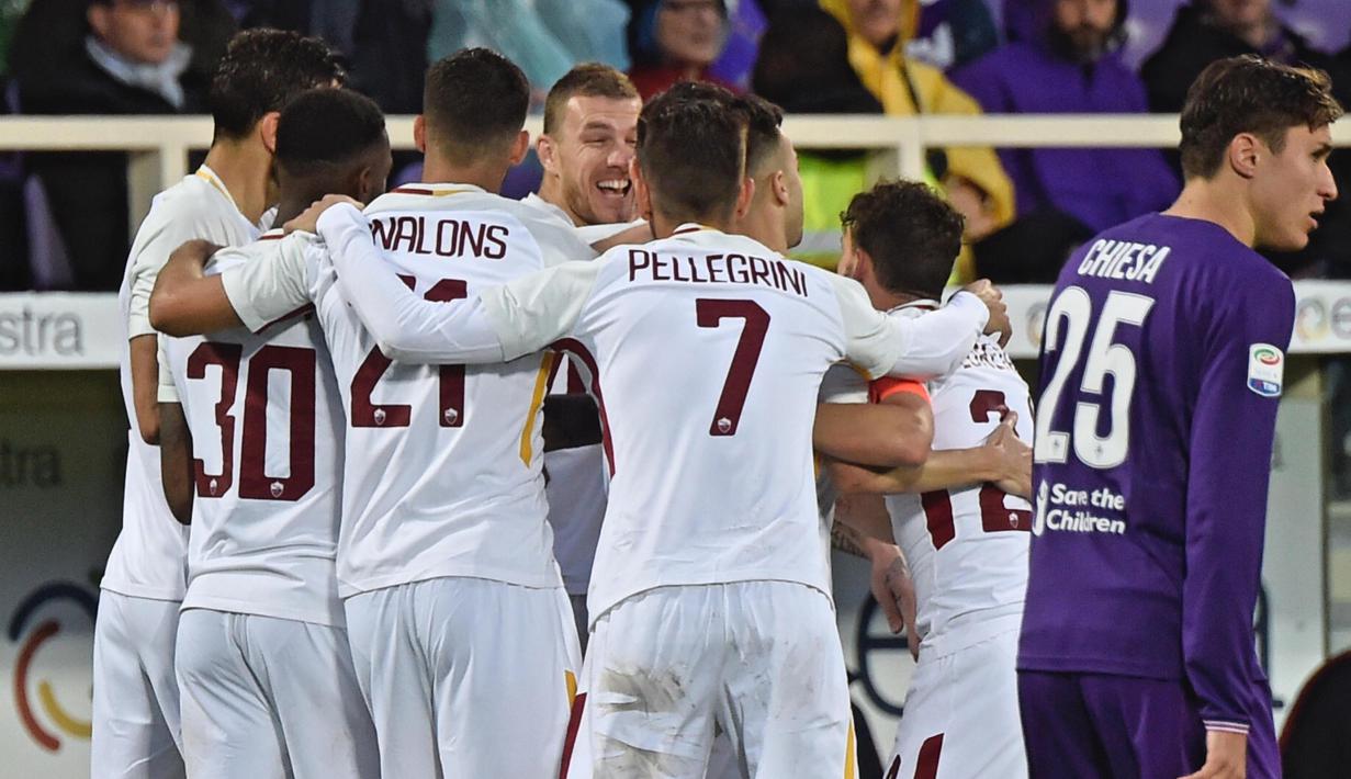 Para pemain AS Roma, merayakan gol Kostas Manolas saat melawan Fiorentina pada laga Serie A di Artemio Franchi stadium, Florence, (5/11/2017). AS Roma menang 4-2. (Maurizio Degl'Innocenti/ANSA via AP)
