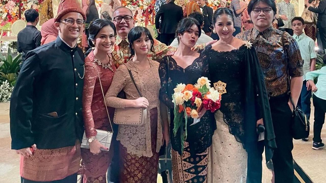 Penampilan Ulla, anak kedua Ersa Mayori tak luput dari perhatian netizen. Ulla tampil cantik dalam balutan busana tradisional yang dia kenakan.&nbsp;