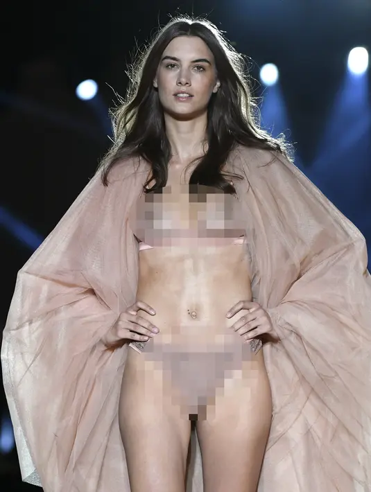 Model berjalan di atas catwalk menampilkan kreasi oleh Etam selama Etam Live Show pada hari pertama Paris Fashion Week, di stadion Roland Garros di Paris (24/9/2019). (AFP Photo/Bertrand Guay)