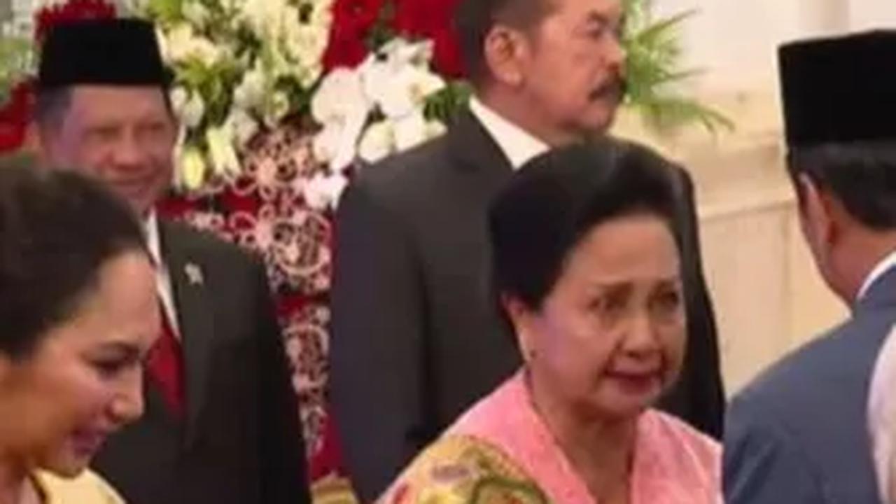 Tampil Elegan dengan Kebaya Kuning Emas