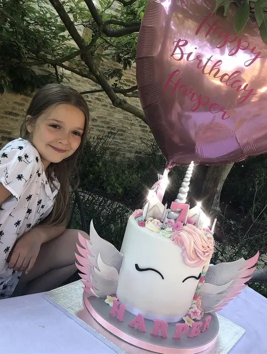 Harper Beckham pun miliki kue ulang tahun dengan gambar unicorn tahun ini! (instagram/victoriabeckham)