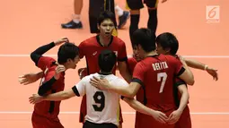 Pemain Timnas voli putra Jepang merayakan poin saat melawan Indonesia di Semifinal Kejuaraan Voli Asia 2017 di GOR Tri Dharma, Gresik, Senin (31/7). Indonesia kalah 3-0 (17-25, 24-26, 23-25). (Liputan6.com/Helmi Fithriansyah)