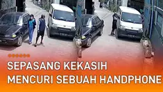 Aksi sepasang kekasih melakukan pencurian handphone mengundang perhatian .