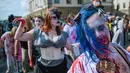 Sejumlah peserta dengan riasan zombie ikut berjalan di tengah kota dalam parade "Zombie Walk" di Stockholm, Swedia, Sabtu (19/8). Zombie Walk adalah acara yang rutin dilakukan saat musim panas tiba, tepatnya akhir Agustus. (Jonathan NACKSTRAND/AFP)