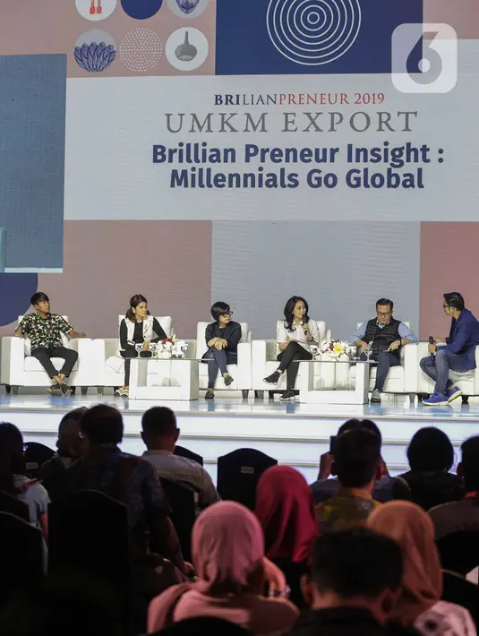 Direktur Konsumer BRI, Handayani (keempat kiri) memberikan paparan saat menjadi pembicara dalam BRILIANPRENEUR 2019 di JCC, Jakarta, Sabtu (21/12/2019). Handayani mengatakan, BRI mendorong produk UMKM dalam negeri bisa bersaing di pasar global agar bisa diekspor. (Liputan6.com/Faizal Fanani)