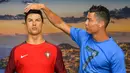 Cristiano Ronaldo dan patung lilin dirinya di Museum CR7 di Funchal, Madeira, Portugal (23/7). Museum tersebut berisi perjalanan karier Ronaldo selama bertahun-tahun menggeluti dunia lapangan hijau. (AFP PHOTO/Helder Santos)