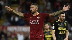 2. Aleksandar Kolarov. Gelandang Serbia yang dijuluki "Roberto carlos" ini mencetak 1 gol dari eksekusi tendangan bebas langsung untuk Manchester City pada musim 2016/2017 dan kemudian 7 gol untuk AS Roma di musim-musim berikutnya. Total 8 gol telah ia lesakkan. (AFP/Filippo Monteforte)