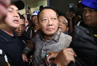 Mantan Jaksa Agung Muda Bidang Tindak Pidana Khusus (Jampidsus) Febrie Adriansyah, saat dibawa ke mobil tahanan untuk  ditahan di rutan KPK di  Gedung Kejagung, Jakarta, Jumat (24/07/2026). (KLY/ Arie Basuki)