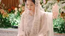4. Gaun tersebut kemudian dipadukan dengan kerudung lace warna senada yang menambah keanggunan pada penampilannya.