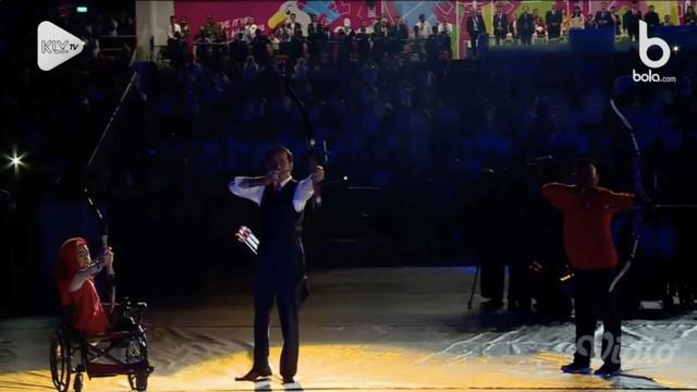 Presiden Joko Widodo unjuk kebolehan memanah saat pembukaan Asian Para Games 2018.