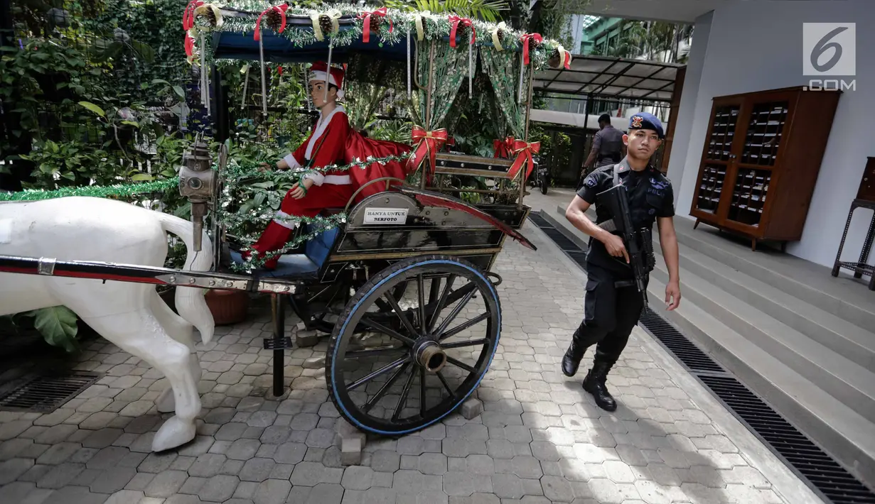 Personel Gegana dan K9 Polda Metro Jaya melakukan penyisiran di Gereja Katedral, Jakarta, Minggu (24/12). Sterilisasi sejumlah gereja ini dilakukan untuk menjamin rasa aman umat kristiani dalam menjalankan ibadah Natal. (Liputan6.com/Faizal Fanani)