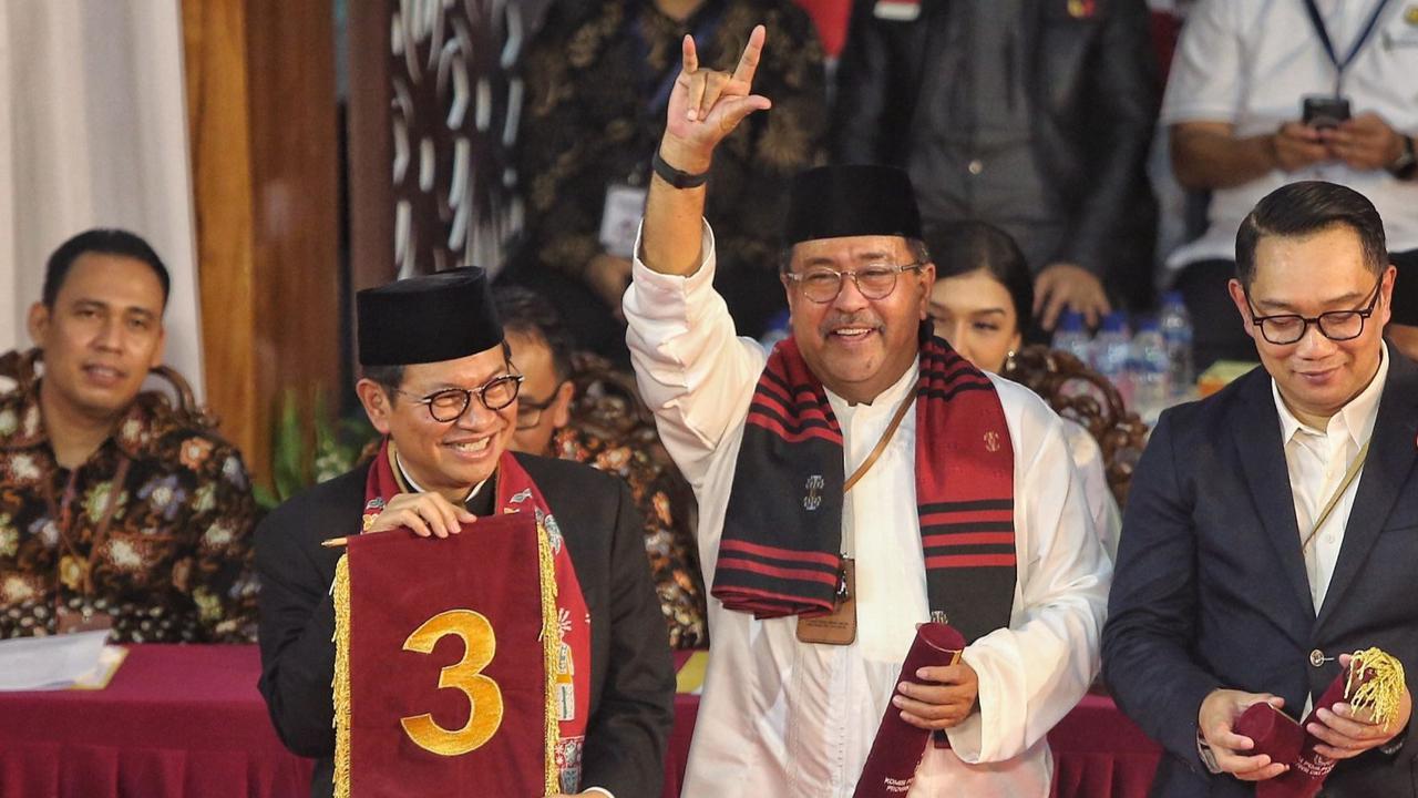 VIDEO: Pramono Spill Isi Buku Kecil Saat Debat Perdana Pilgub Jakarta