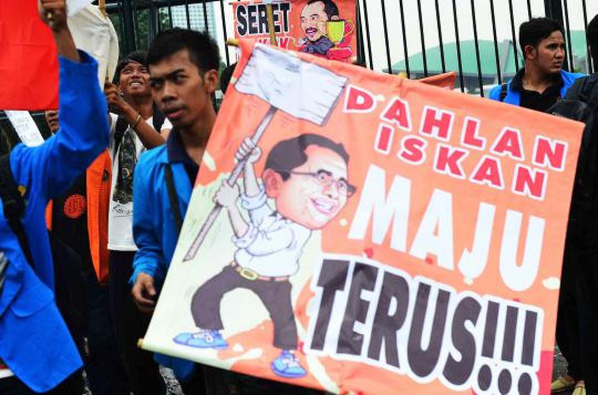 Puluhan massa gelar aksi Save BUMN di DPR
