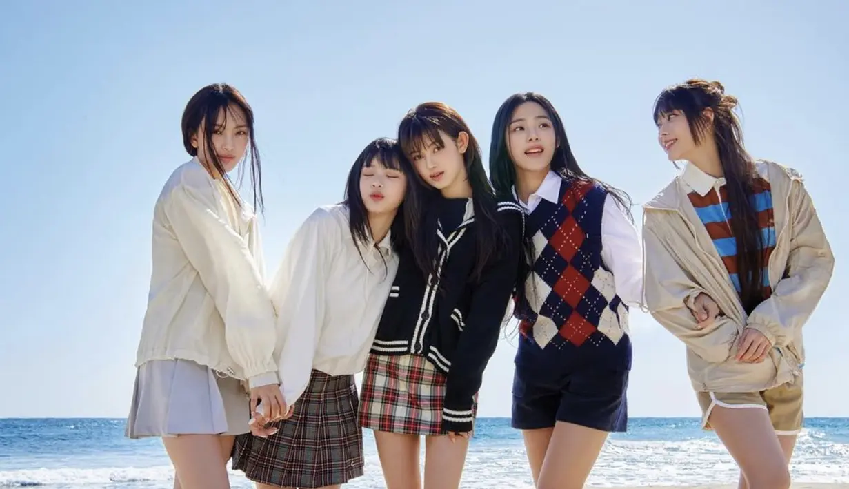 Bergaya Oxford, NewJeans juga tampil begitustylish dalam balutan vest, rok tartan, hingga sentuhan lain yang ciptakan kesan preppy.  [Foto: Instagram/ NewJeans]